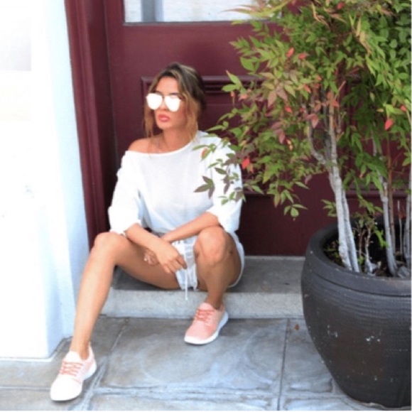 ⚡️FLASH SALE⚡️Adorable pink sparkle sneakers - Picture 2 of 4